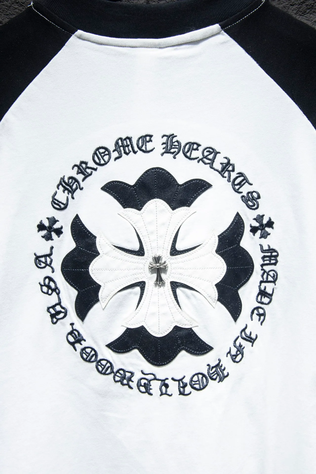 P178 🆕Chrome Hearts os version is really charming and Chrome Hearts is really a must-have. Each season's new version is made to the extreme. It is very practical and can be worn casually. Nice✔️ - ⚠️100% cotton. It is made of 32-count double yarn, 260-gram weight fabric and imported knitted carded cotton. It has moderate thickness, drape and contour, and the upper body is comfortable! ! It is very tolerant to fat body types and can instantly lose five pounds after wearing it!  Front panel #Back panel Simple elements# Artistic arrangement of English letters. Imported Tajima high-density heavy-duty embroidery technology. The fonts are three-dimensional and full. The letters are embroidered by imported machines after adjusting according to the original details. The thickness is moderate. The hardware is imported hardware accessories. Handmade elements are added to the body, which greatly increases the interest of the clothing; unique visual effects. After special fraying effect treatment, a unique distressed effect is formed. An irregular hem is added to the version. This year, Crow Heart is focusing on the version. In the past two years, the oversize version has become the focus of the trend. It has also been a popular staple in the past two years. The change of designers has made this brand an instant hit. The progressive fashion of the times also needs the blood impact of fresh elements and trendy designs in order to continue its glory! It’s stylish both inside and outside, a must-have for high street travel! An absolute "eye-catching style" that can match couples 💏 Color: Black White Size: S M L XL